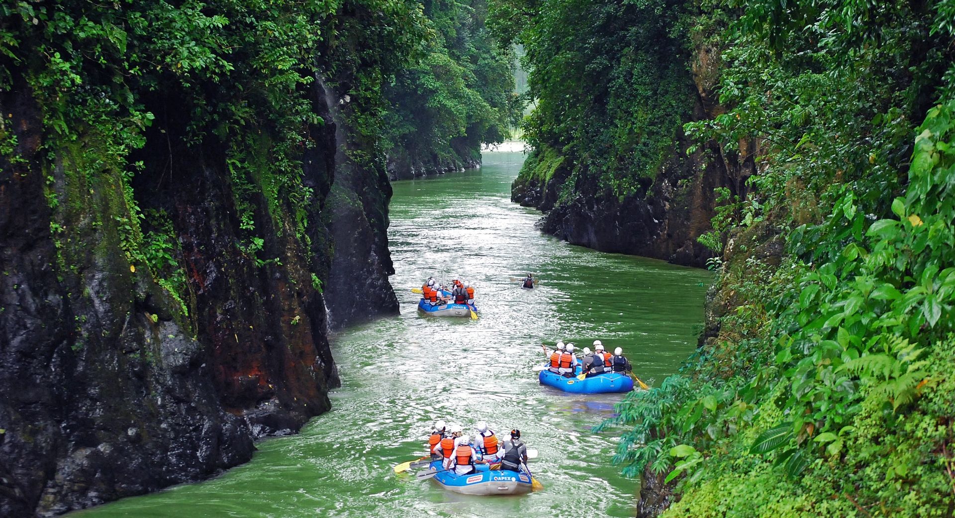 Drifting through huge gorges