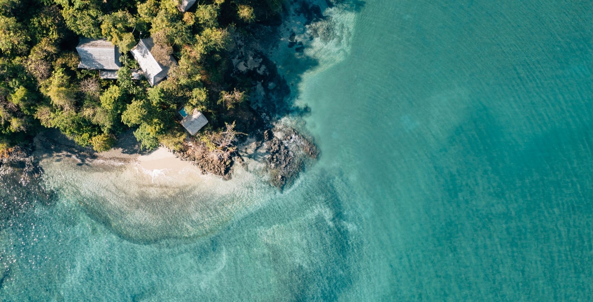 Casita Sombras by the shore